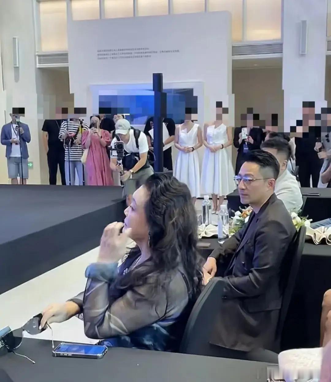 汪小菲开工了！不再弄那些虚头巴脑的美颜滤镜，再次出现，让人吓一跳，一下子黑了那么