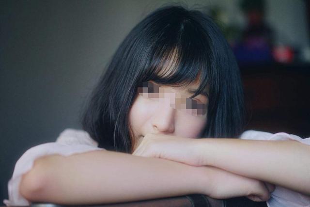 陕西西安，17岁高三女生，因为没有完成罚抄作业，老师就找她谈话，坐了13分钟，结