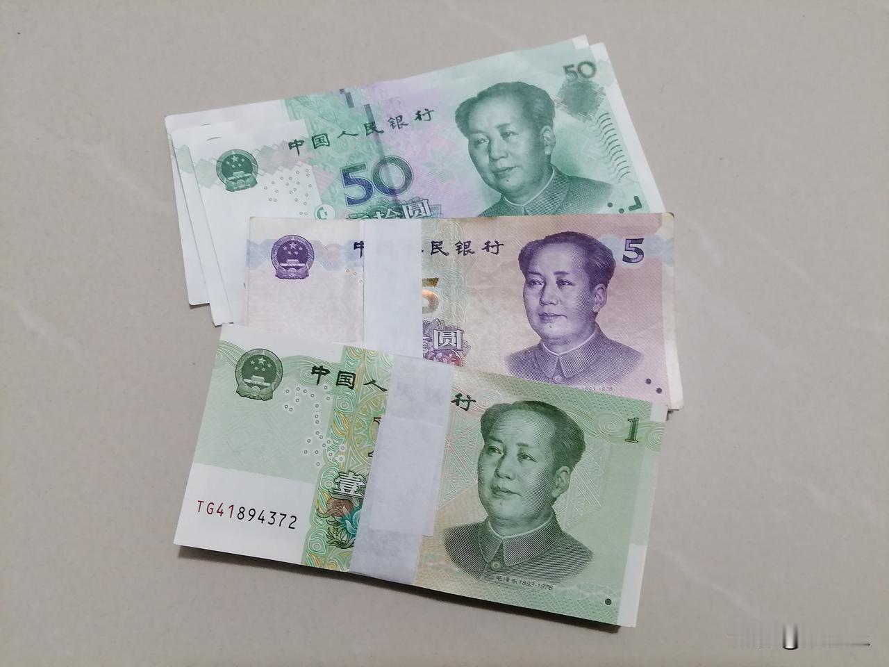 今天收入33568元。

傍晚的时候，我手机里进来一笔钱，是33568元。

我