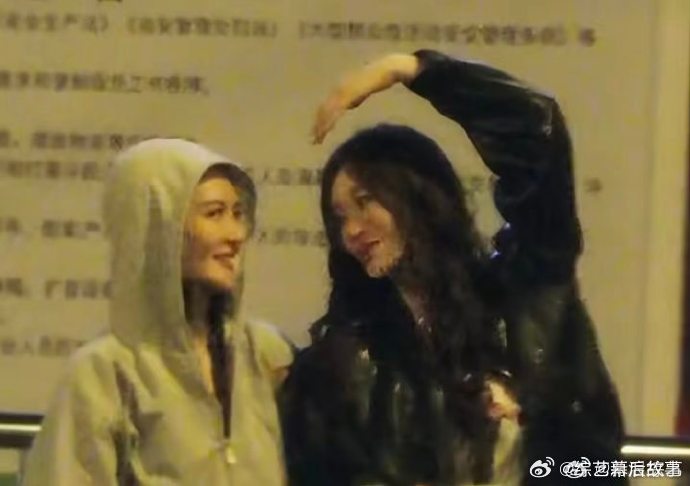 谢娜李小冉亲了 直播路透甜度超标，手挽手比心还亲亲，这氛围感谁看了不迷糊，真闺蜜