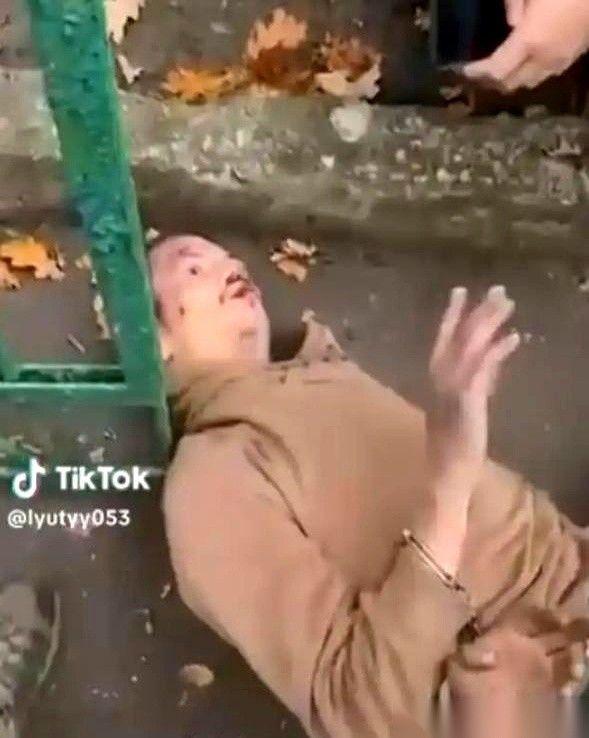 入伍三个月的俄军逃兵摸进乌东村子，枪杀五名熟睡的乌军无人机操作员。完事之后他没有