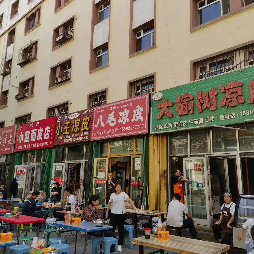 二哥退休旅居新疆了

这次回来，二哥抿了口茶，开始说道开来。

“我以前在上海老