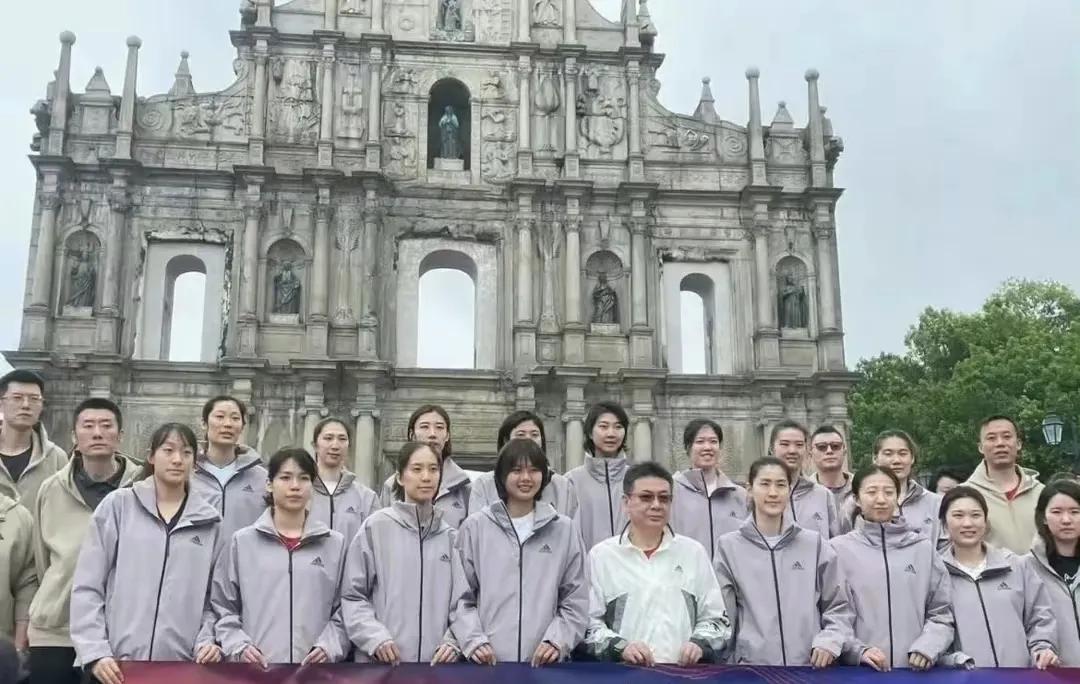 看到女排在澳门站的合影想到了图二，
同一背景，谢晋 秦怡 谢芳 王学圻 瞿颖等电