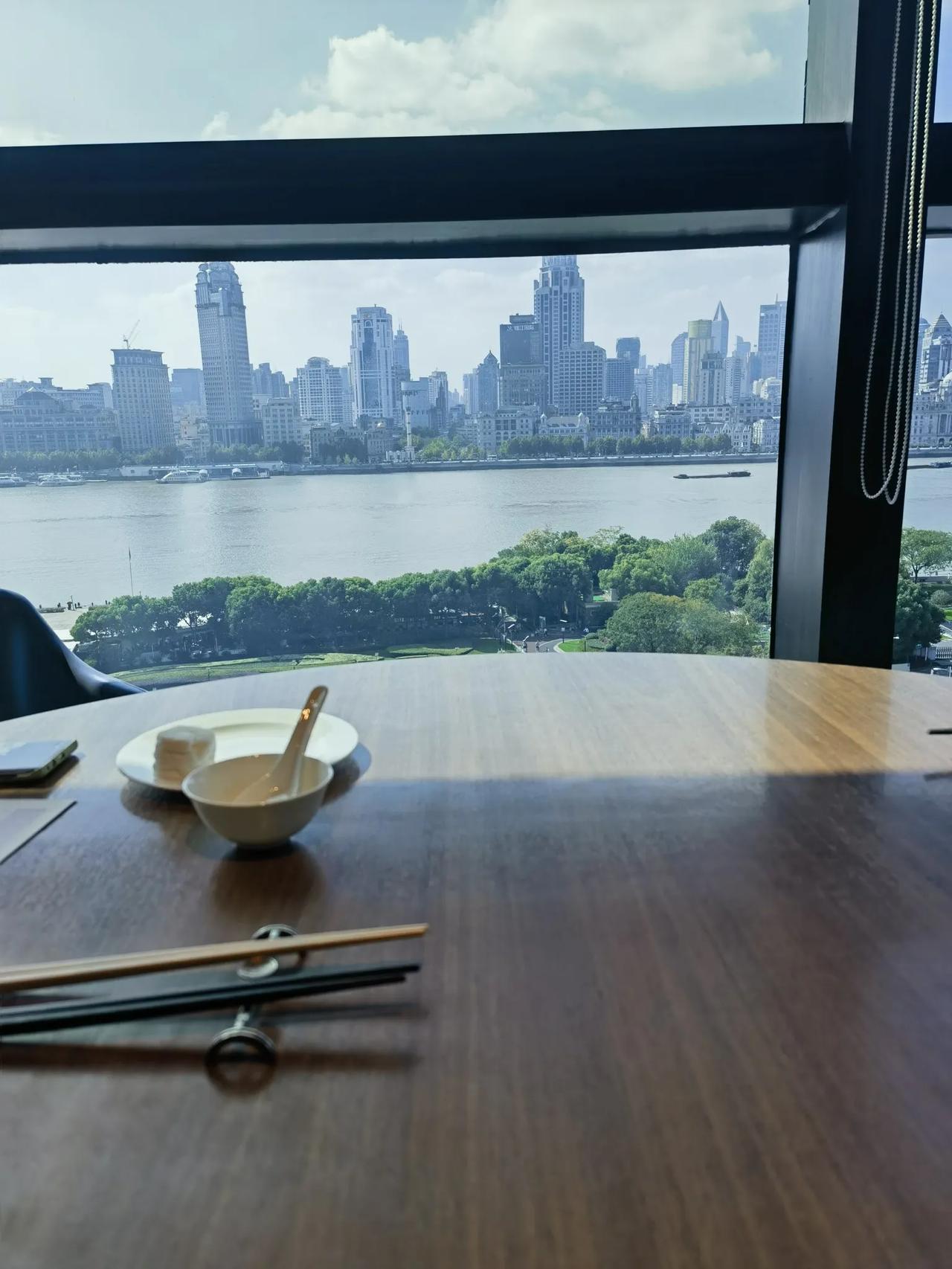 生活中，我喜欢独来独往，喜欢喝龙井茶，欣赏音乐，有时候也咪点小老酒，也喜欢推拿和