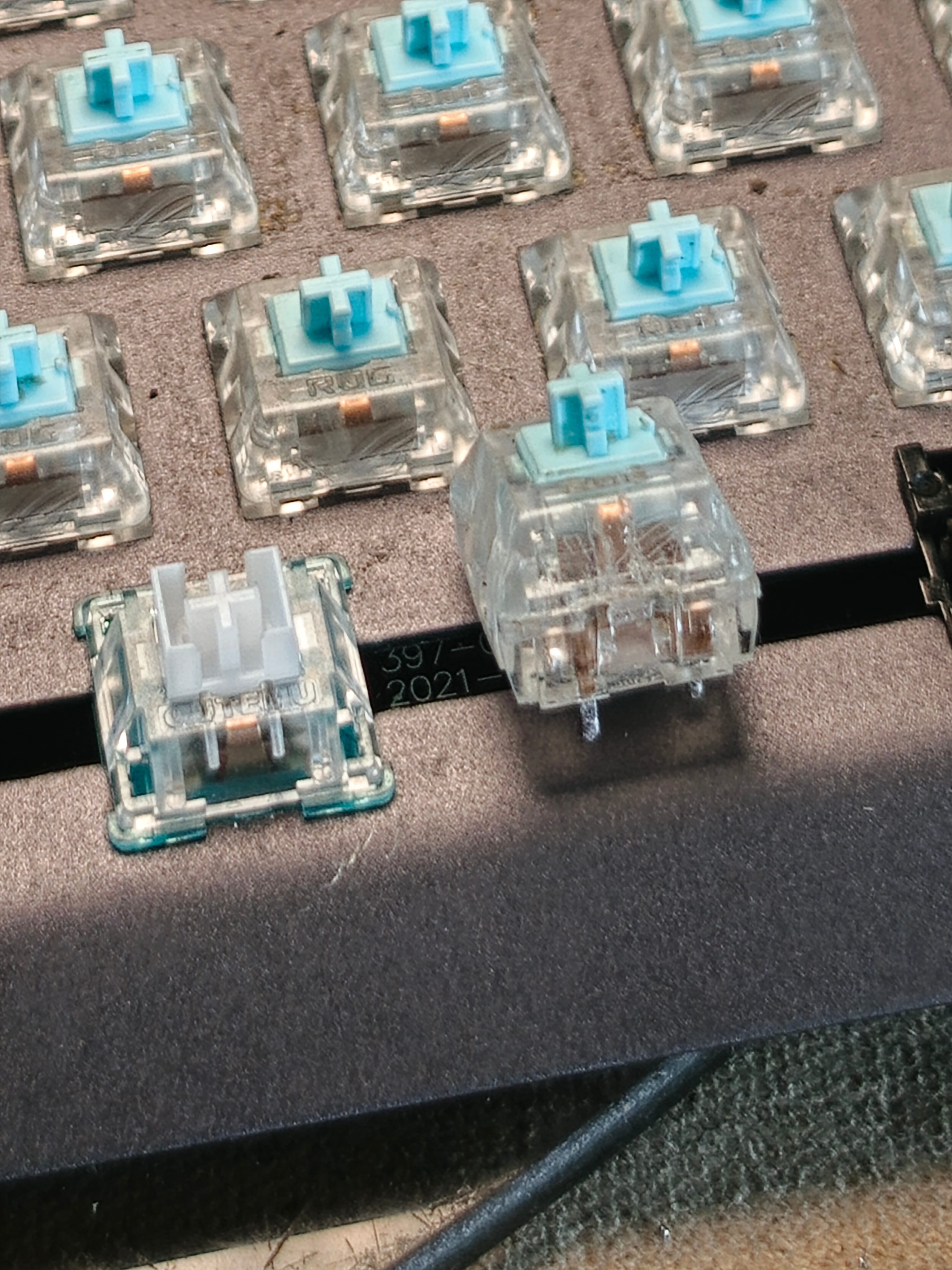 ROG nx键盘修好了。空格的轴坏了，万用表测试确实断断续续。需要烙铁，吹锡。依