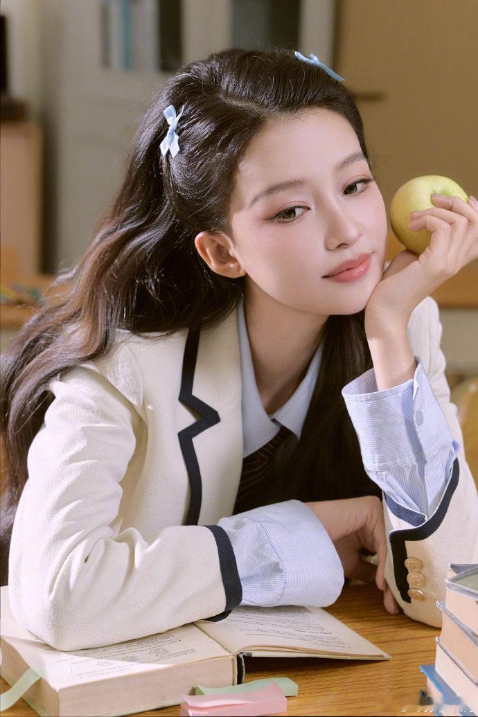 孙怡今晚一起听轻轻的亲亲、孙怡浪姐亲亲舞台造型浪漫氛围感缓缓降临，孙怡甜美的舞台