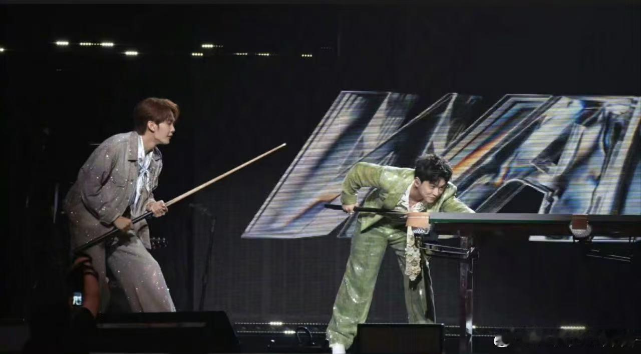 王赫野武艺演唱会打台球第一人王赫野的演唱会属于好玩好看好笑好听系列，看他的演唱会