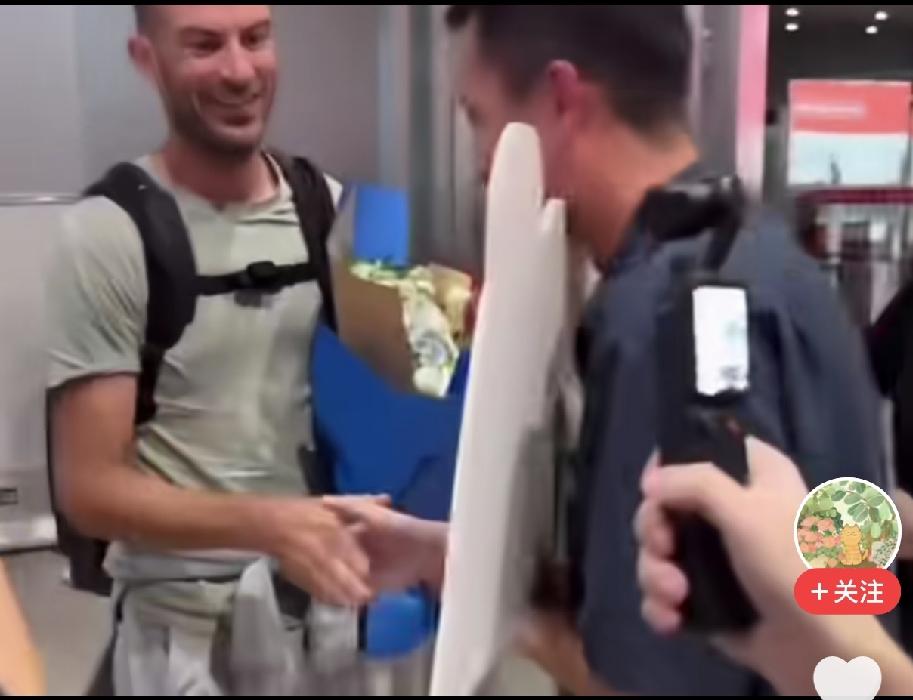 张雪机车车手德比斯抵达中国，背着双肩包的他，宛如普通旅人。