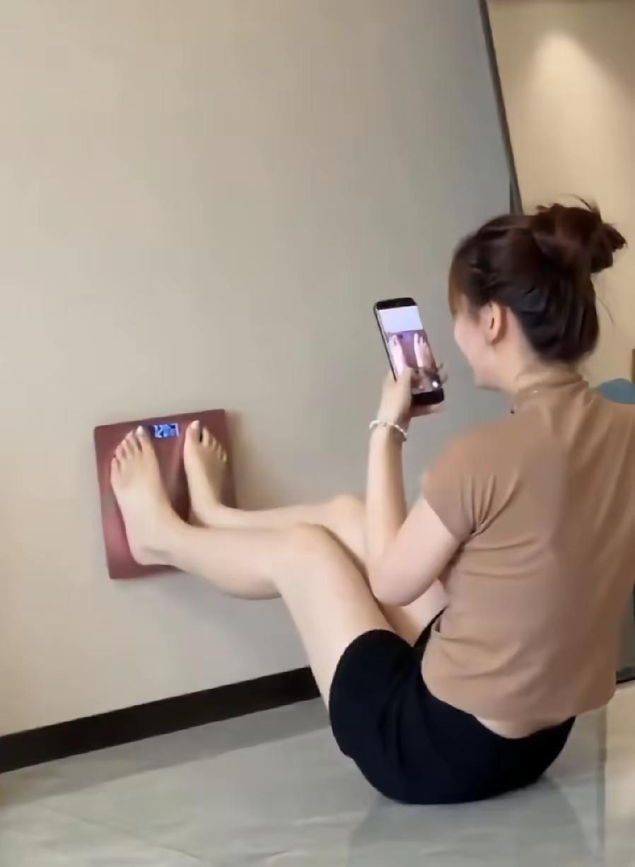 发个朋友圈，告诉姐妹们，减肥成功[奸笑][奸笑][奸笑]