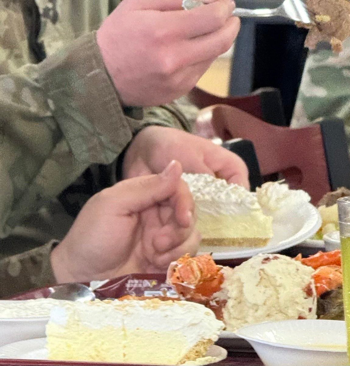 美军袭击伊朗前，吃开拔饭视频引发热议，加餐历来被视为大事酝酿迹象。但最新曝光的账