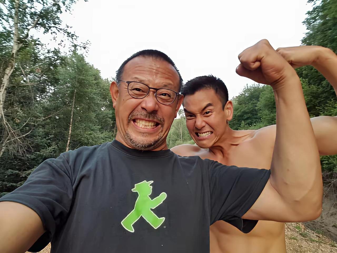 户外自拍，笑对镜头，绿T恤和健美身材的完美搭配！😄💪🌳