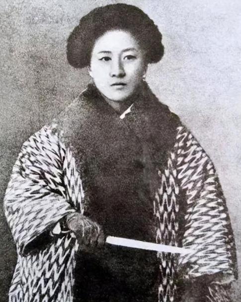 1907年，秋瑾临死前夕，山阴县令对秋瑾说：“我本欲救你一命，但我位卑言轻，无能