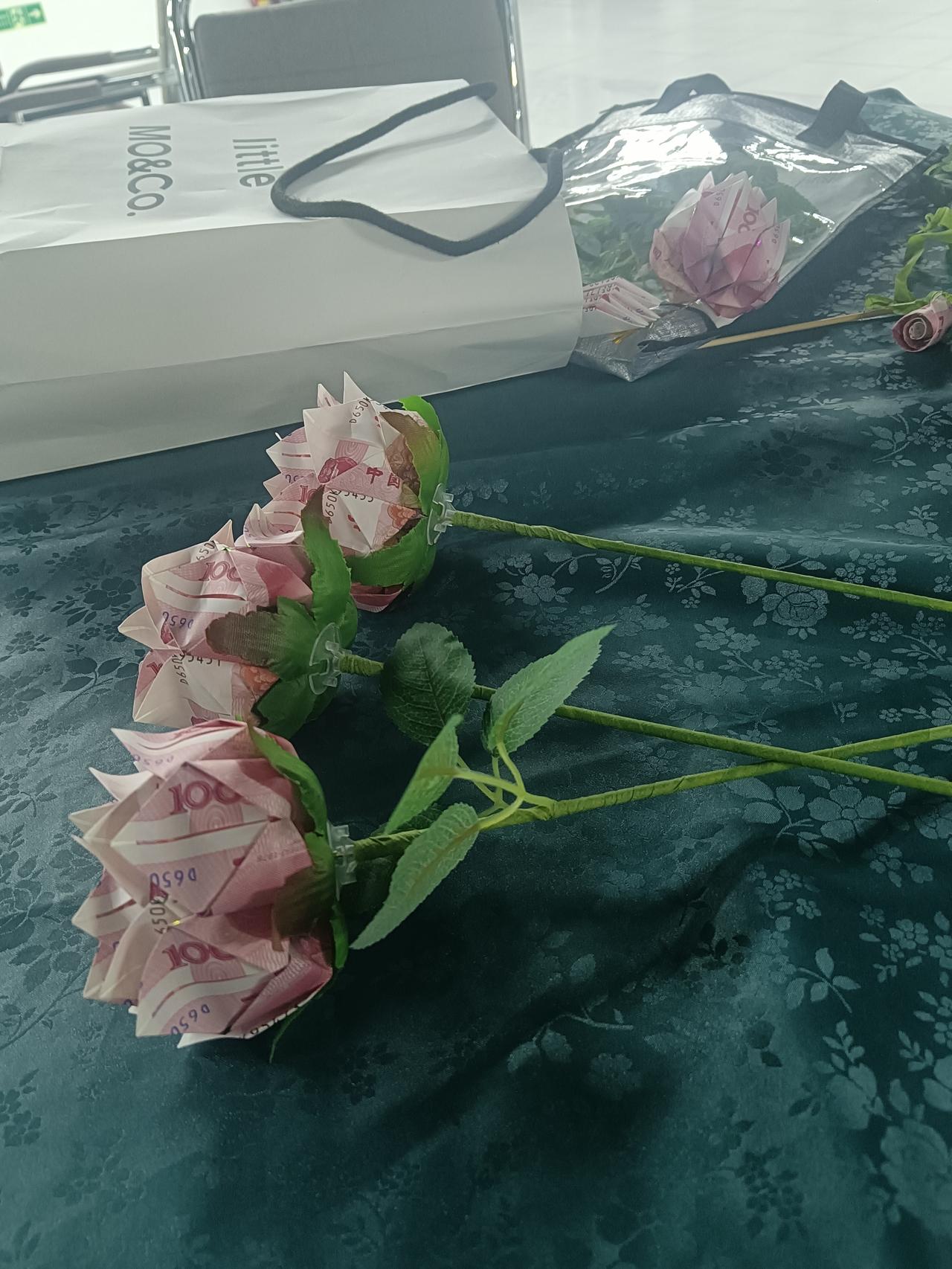 看看这玫瑰花🌹好看不好看？新奇不新奇。
      这是如今我们这地方的新民俗