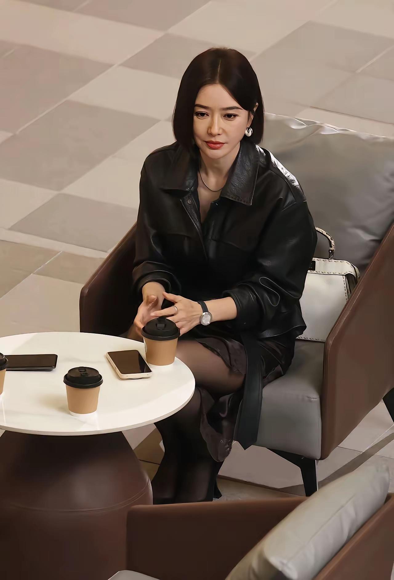 秦岚的美一鸣惊人，她的温婉贤淑就算是高圆圆、刘涛见了都是甘拜下风的存在
她的穿着