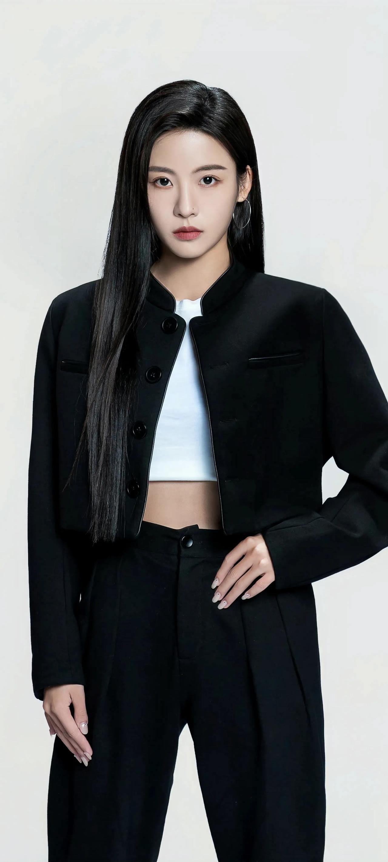 孙芮黑色西装优雅干练，飒气全场