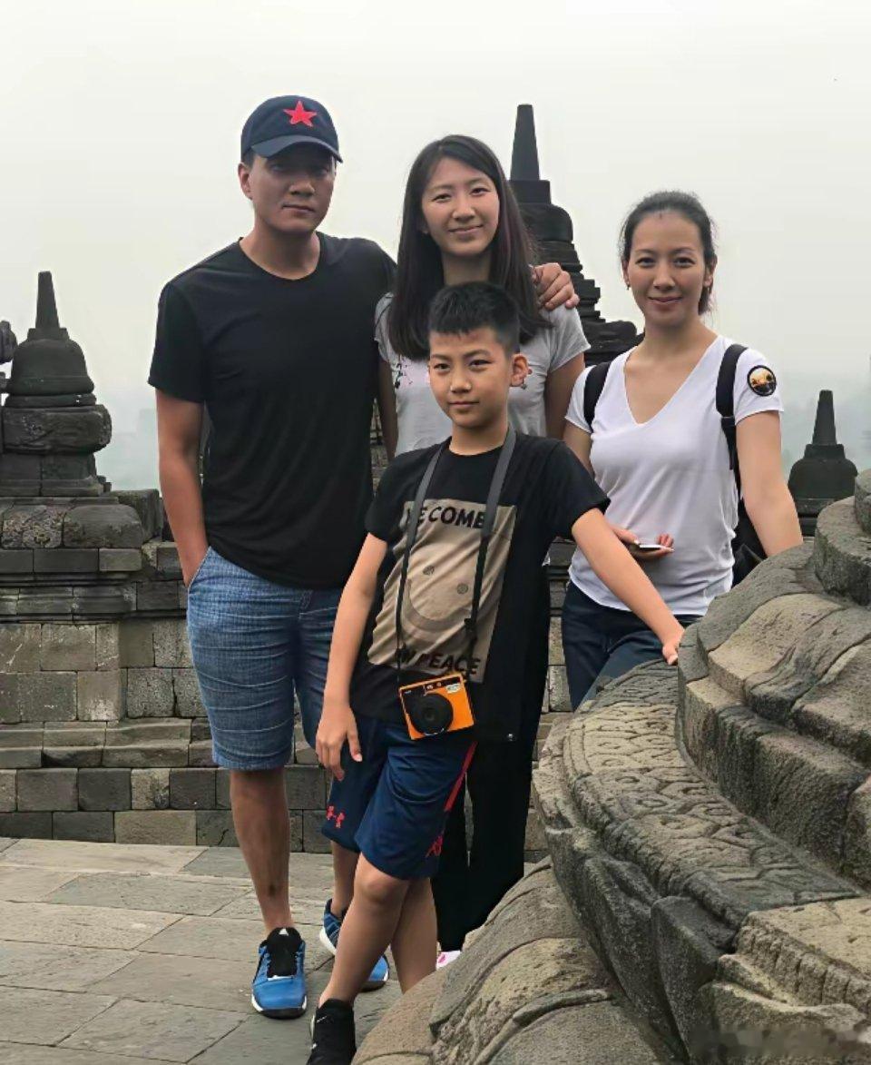 胡军一家真幸福，两个孩子都像妈女儿在英国读书，夫妻俩带着儿子去探亲康康已经长得和