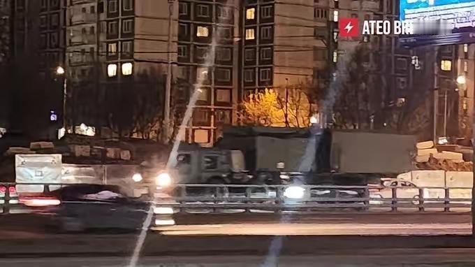 俄罗斯媒体报道，为保障5月9日红场阅兵安全，额外的防空系统正陆续调往莫斯科部署。