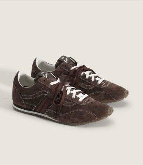 这个冬天❄️把2025年度色“摩卡慕斯”🍂穿脚上吧！不像传统咖啡棕那么沉，更像