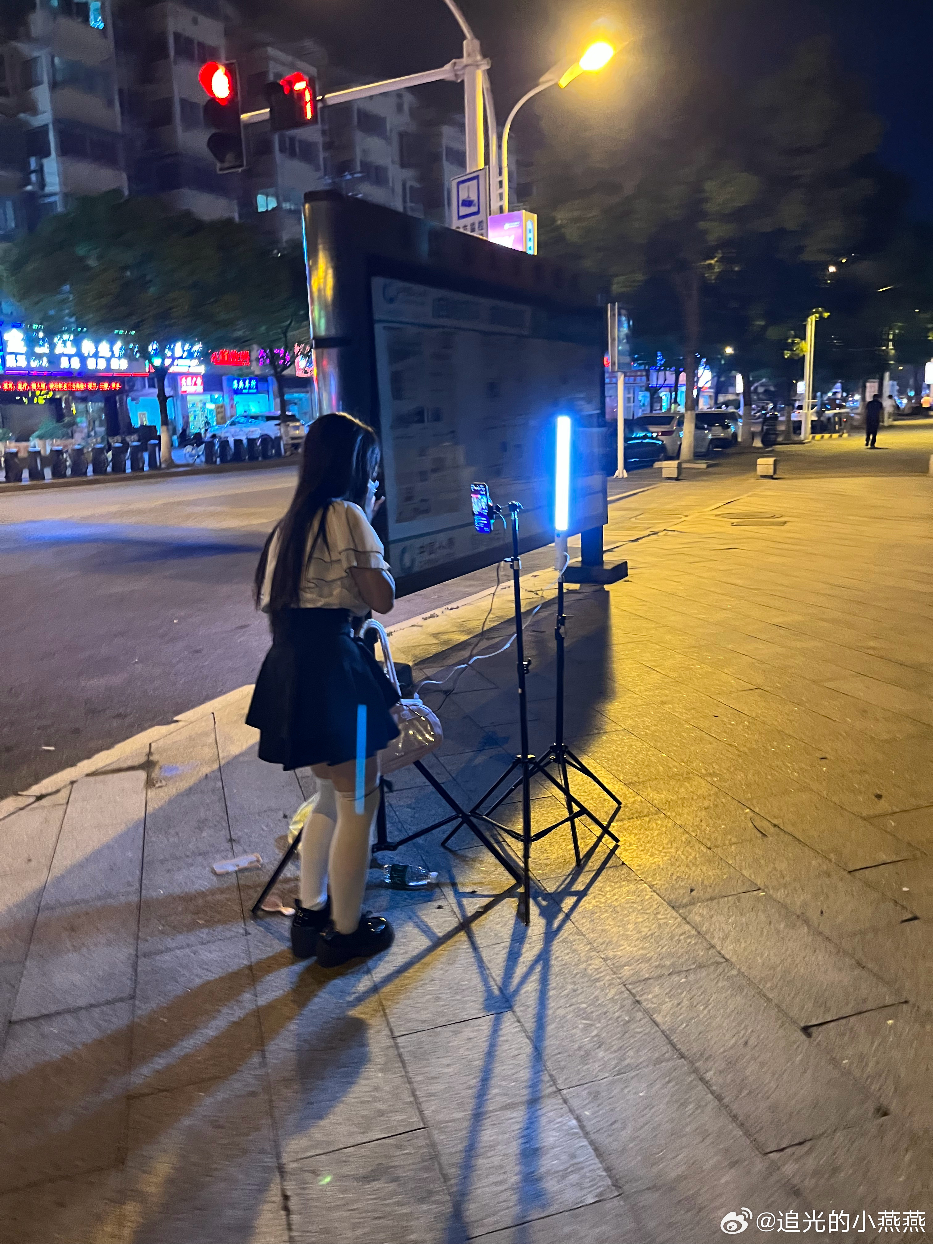 带娃出门跑个步🏃♀️经过一个红绿灯路口处🚥哇塞！有种刘姥姥进大观园的感觉误闯
