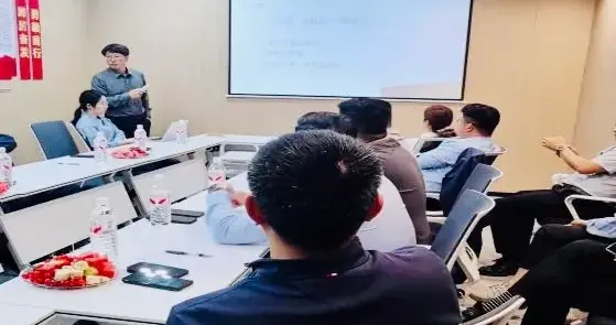 建设工程法律精品研讨会在郑州举行 律师向显通作主题分享