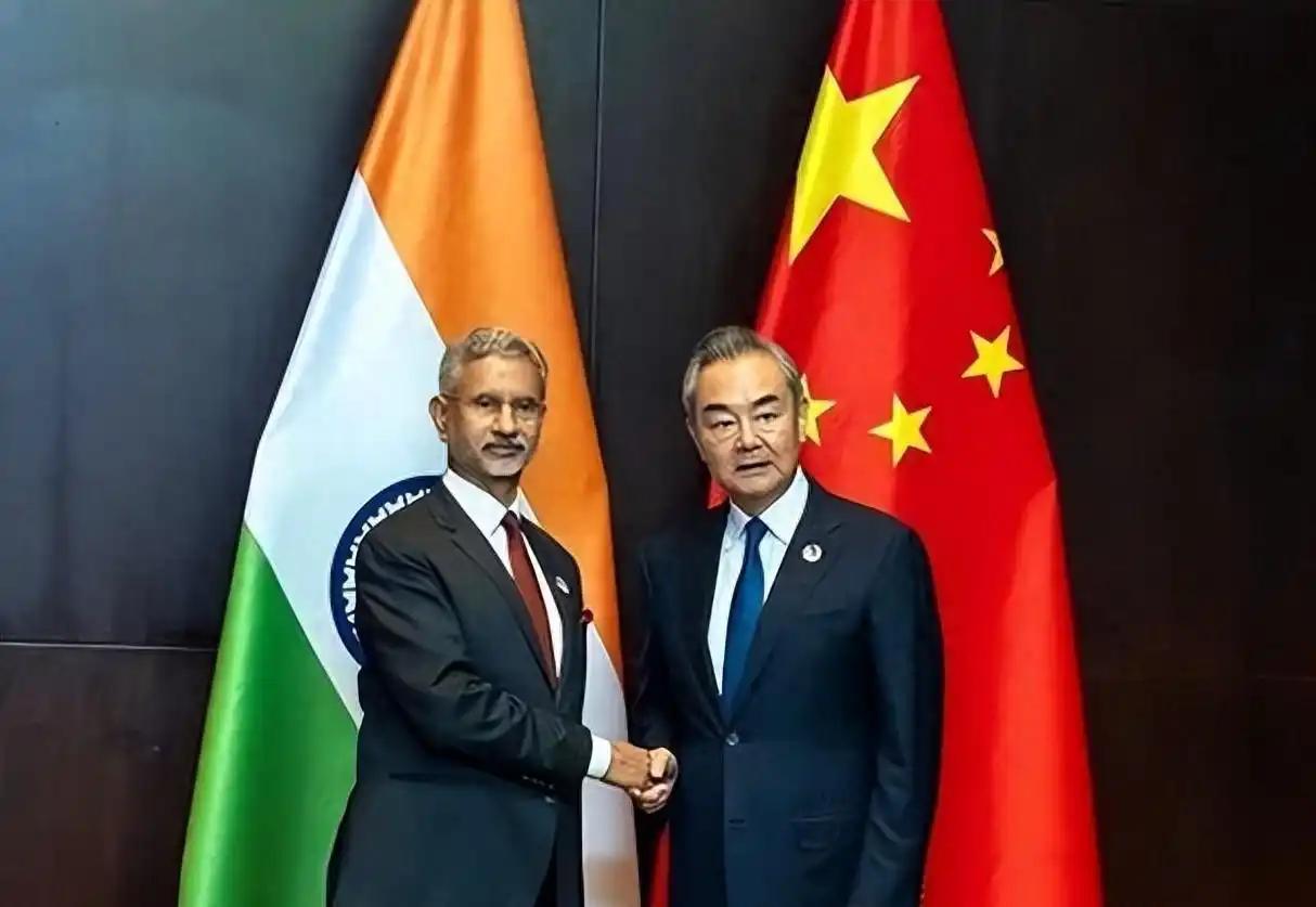 中国和印度谈妥了
 
7月14日，中国外交部长王毅在北京与印度外长苏杰生举行会谈