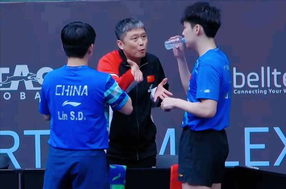 志强怒了！情绪很激动！
第一局 林诗栋/黄友政8-11塔卡/玛纳什·沙
输球也就