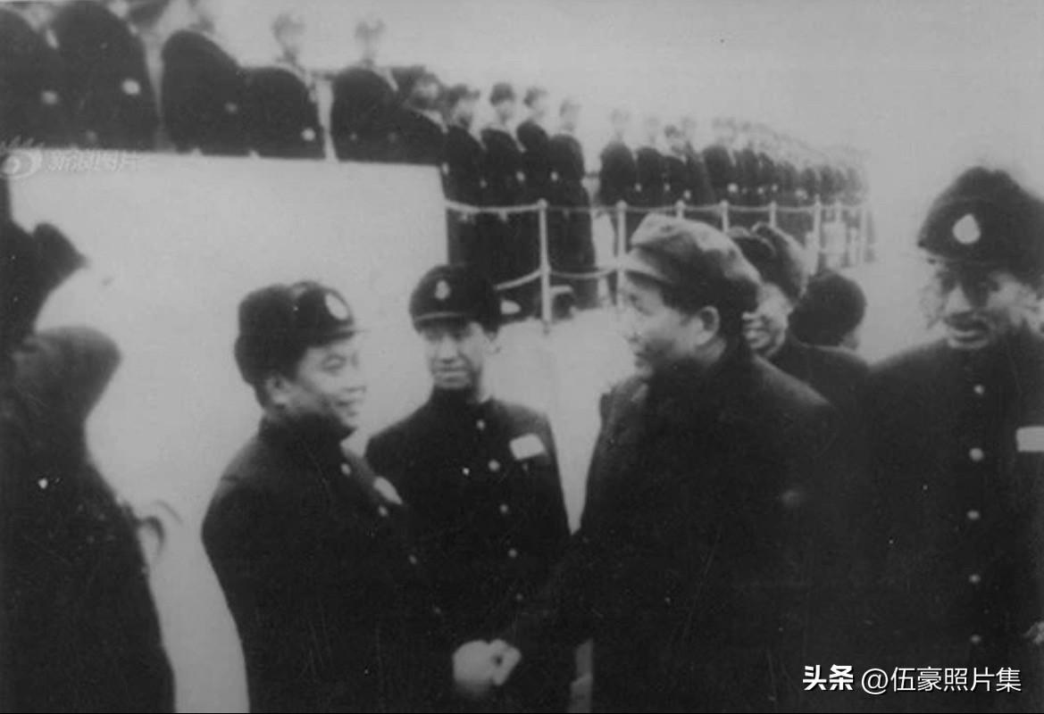 1953年2月24日，毛泽东主席在南京下关码头视察华东军区海军时，与副政治委员兼