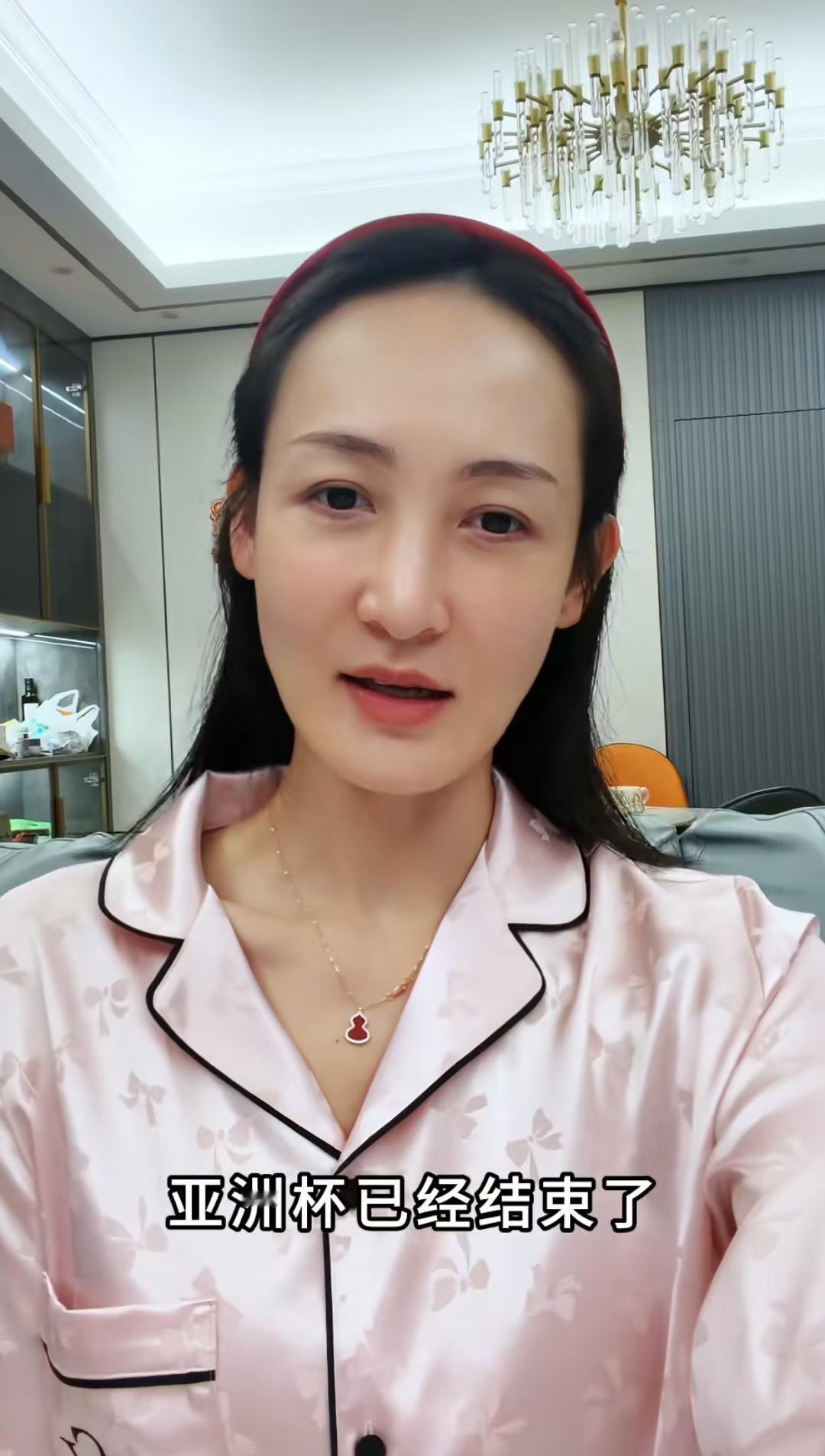 王皓总教练的妻子闫小雅透露，国乒大年初一在国家队集合！
皓嫂在直播间透露，
亚洲