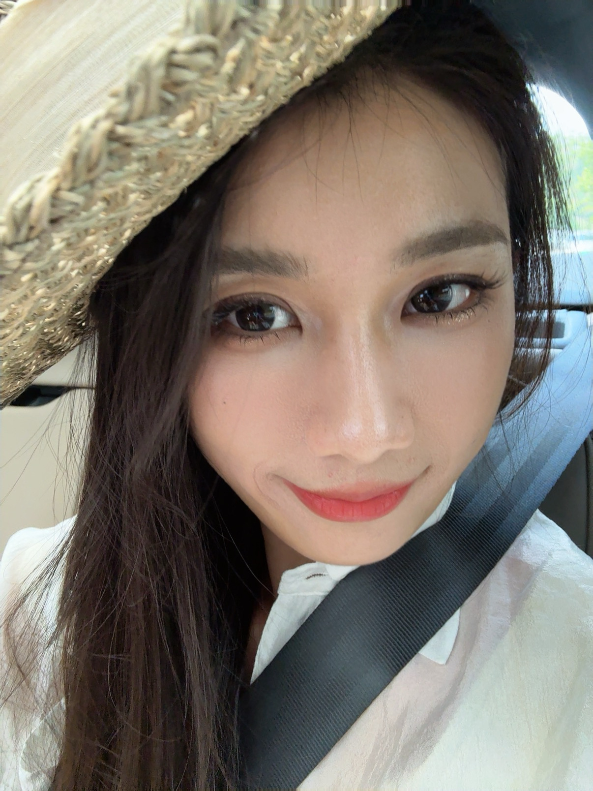 收工～还是拿我的大帽子挡挡车！只能给你们看自拍了准备吃个推荐的餐厅就回家喽✈️我