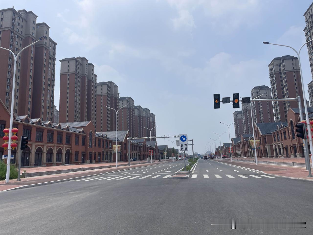 今天中午开车路过这里，坐在后排的我随手拍了一张图片，然后发给坐在旁边的同事，同事