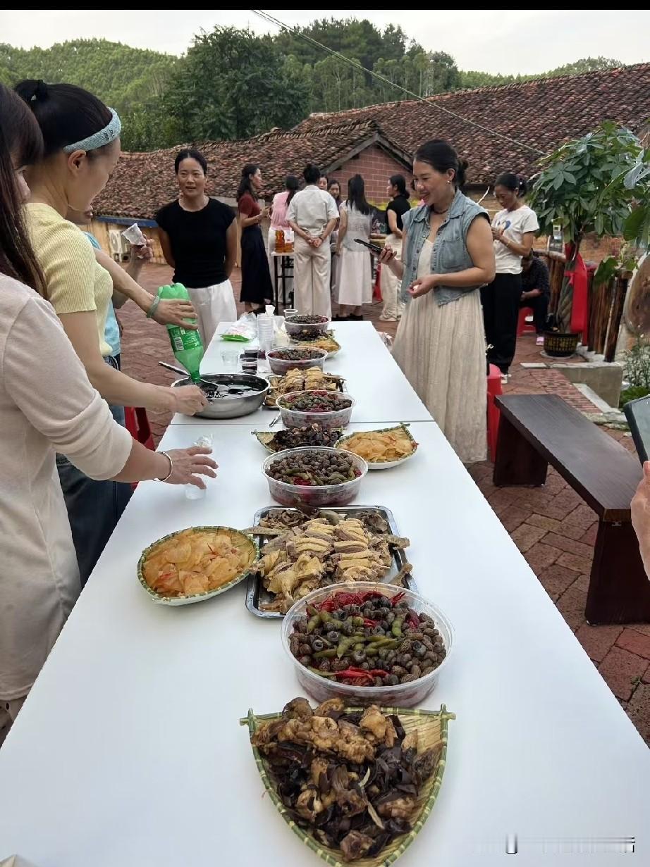 来我家没什么菜，只有家常便饭而已