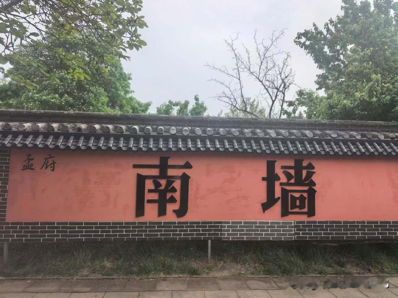 姑娘没经过我的同意，义无反顾的辞职了，南墙也撞了。
当初的我恨铁不成钢，气的牙痒