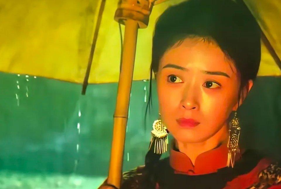 《归队》里蒋欣饰演的酒馆老板娘大阔枝，一出场就带着股不一般的飒气。当男人拉着满车