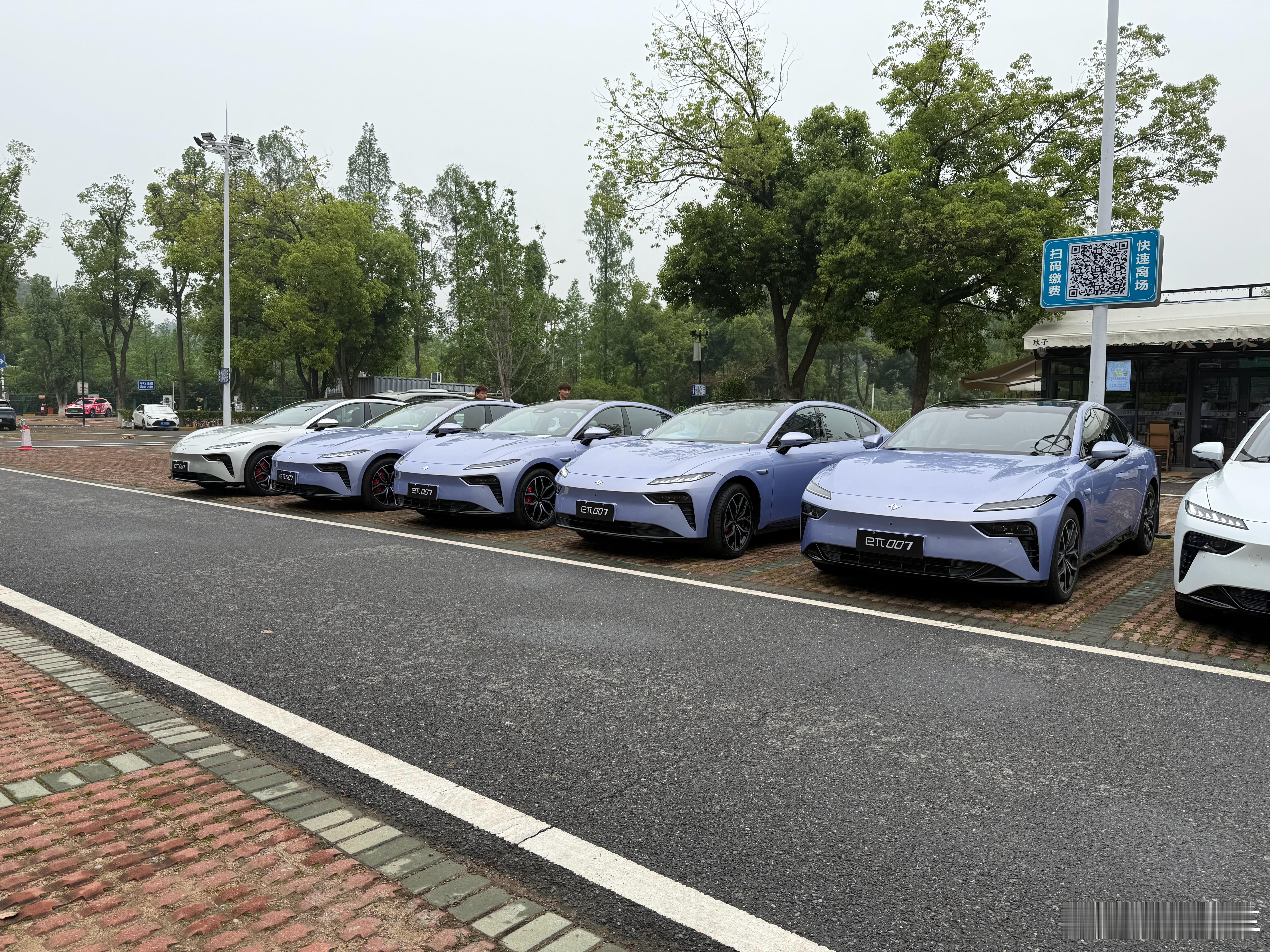 本地品牌里颜值最好的轿车，据说卖的很火的日产N7就是他换壳（不是我说的啊），尤其