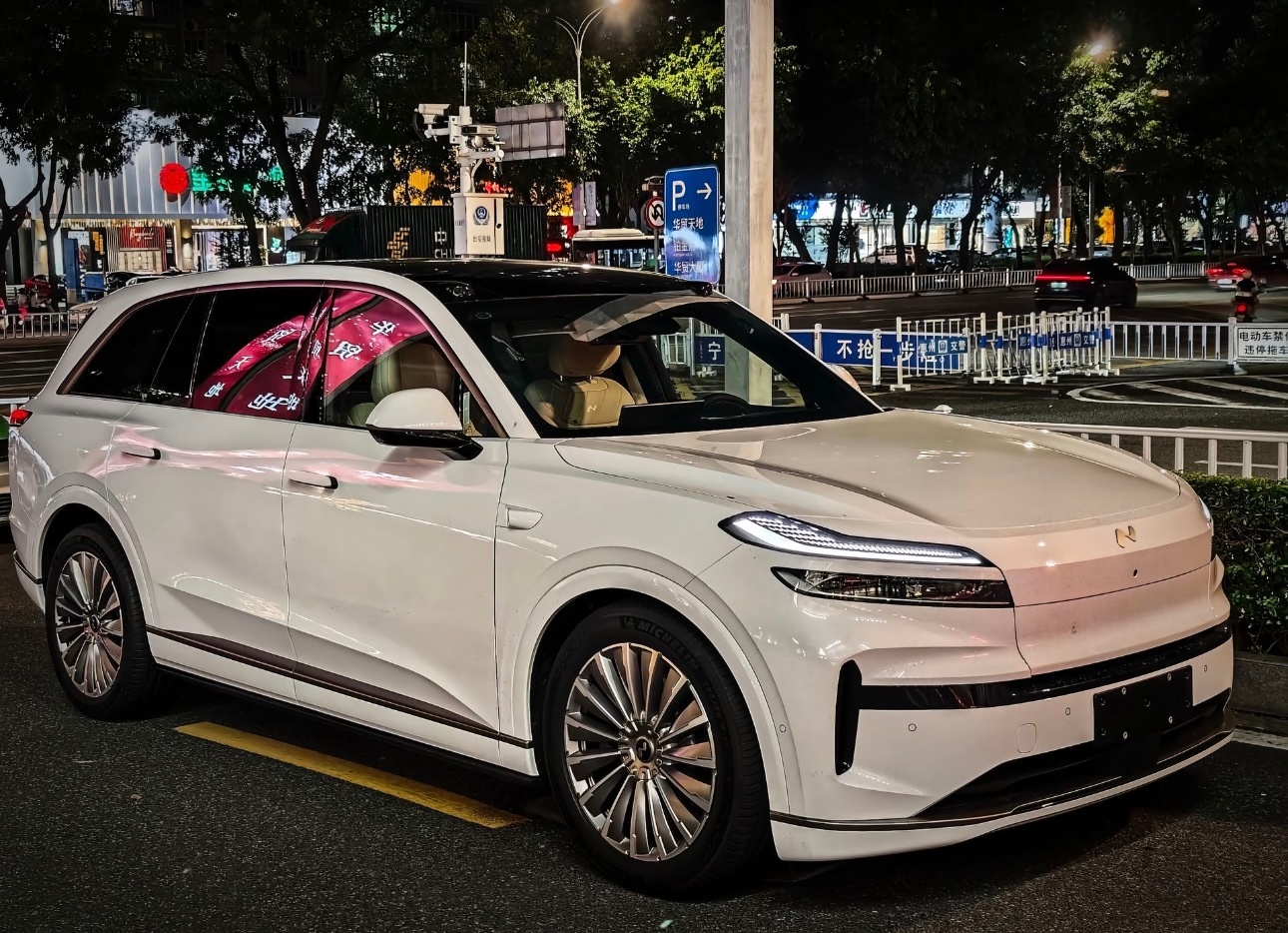 乐道L90这白色挺帅的，这么大的车，租电才十大几万！ ​​​