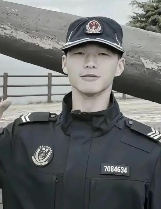 他已经提交了结婚申请，明明不久后，他就能和他心爱的姑娘结婚了，可就在提交申请的第