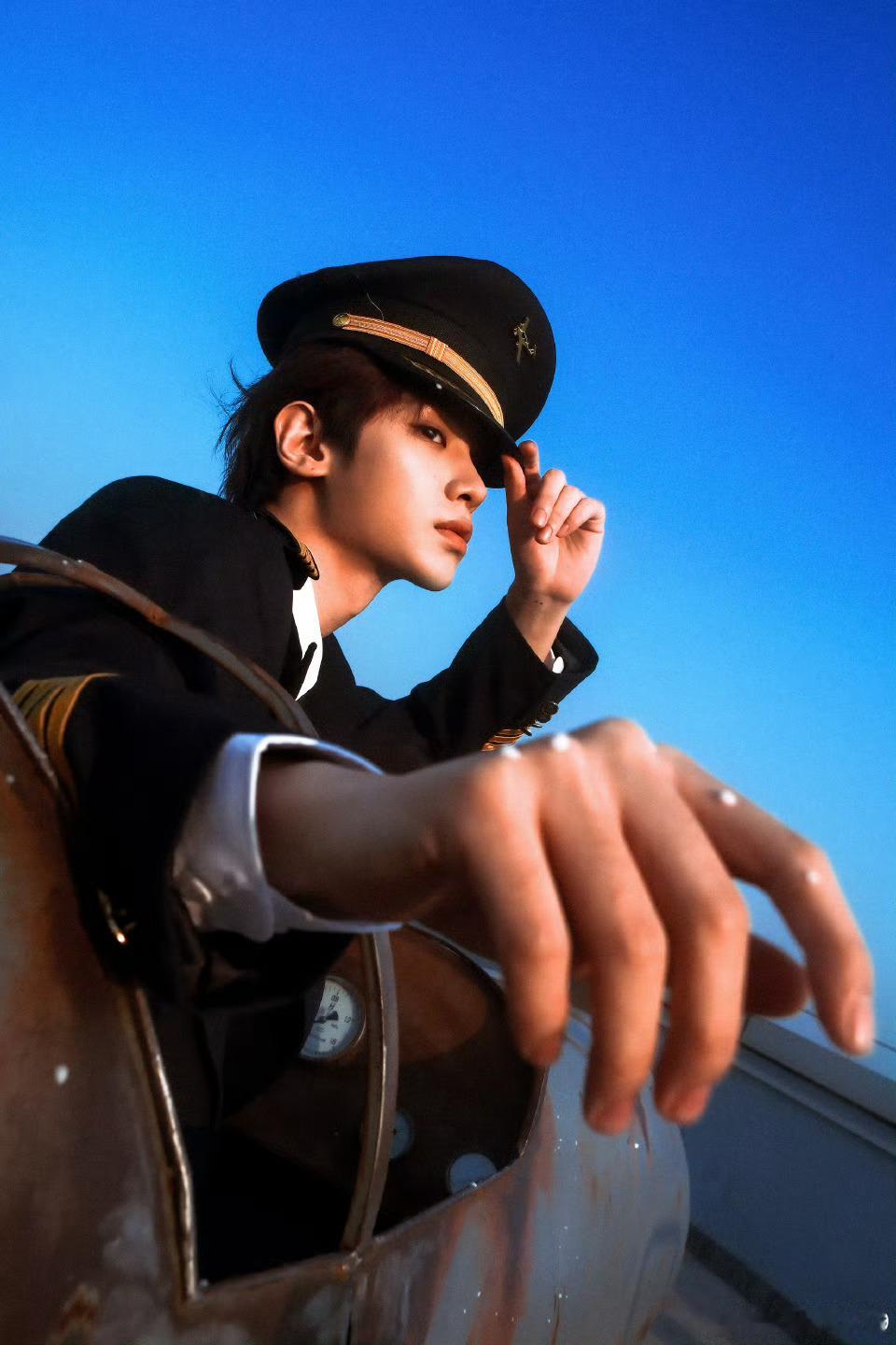 黄明昊24岁庆生照黄明昊机长风庆生照妈呀！黄明昊穿机长服好帅啊我天！！黄明昊