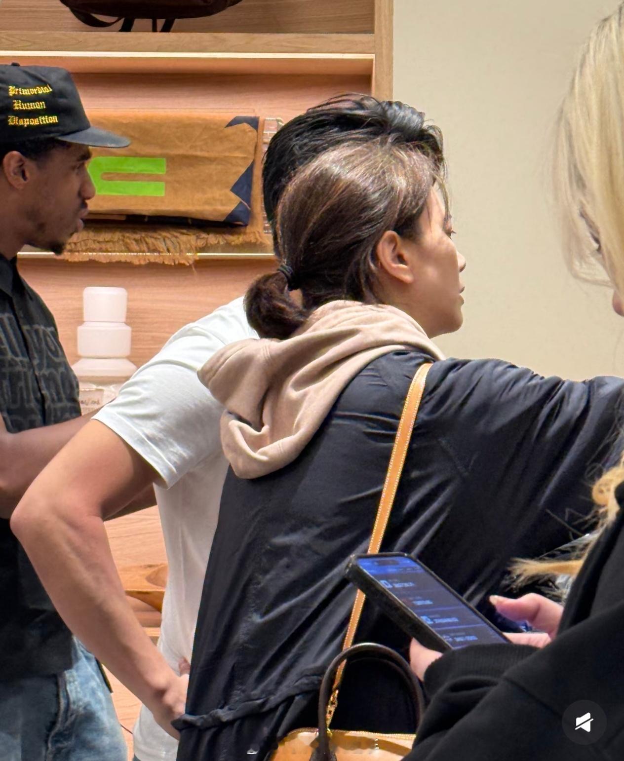 袁咏仪带儿子伦敦逛潮牌店伦敦偶遇袁咏仪带儿子逛潮牌店 儿子好帅 ​​​
