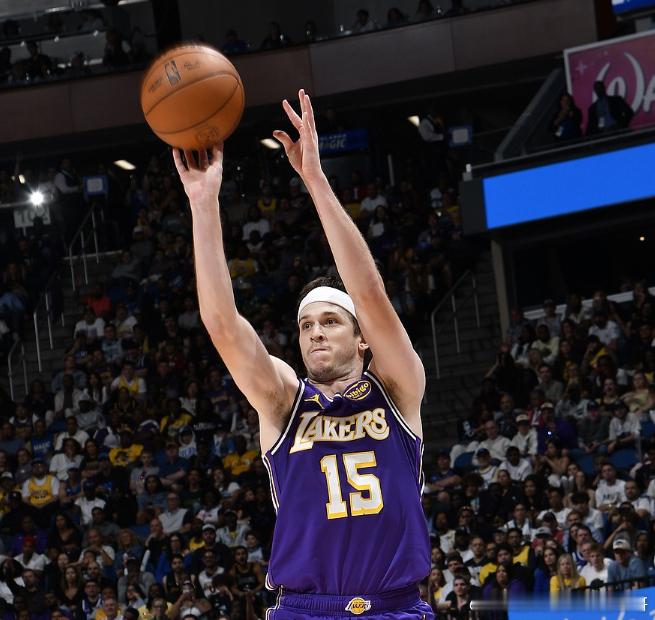NBA季后赛西部次轮G2，湖人客场挑战雷霆。次节比赛中，里夫斯外线命中打破三分荒