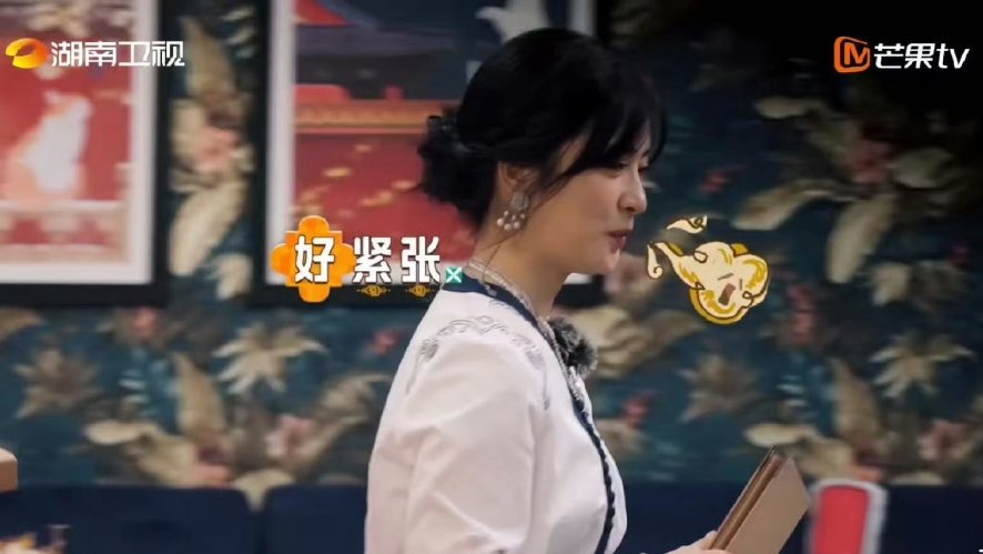 沈月演我第一天上班 i人太懂沈月了，要去招待顾客介绍真的太难了，但沈月还是鼓起勇