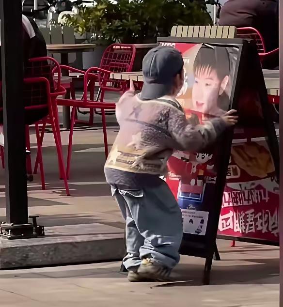 有点意思嘿！童言无忌，童心无欺，童心也是一面镜子哩：不怕你不服气，就怕当面比一比