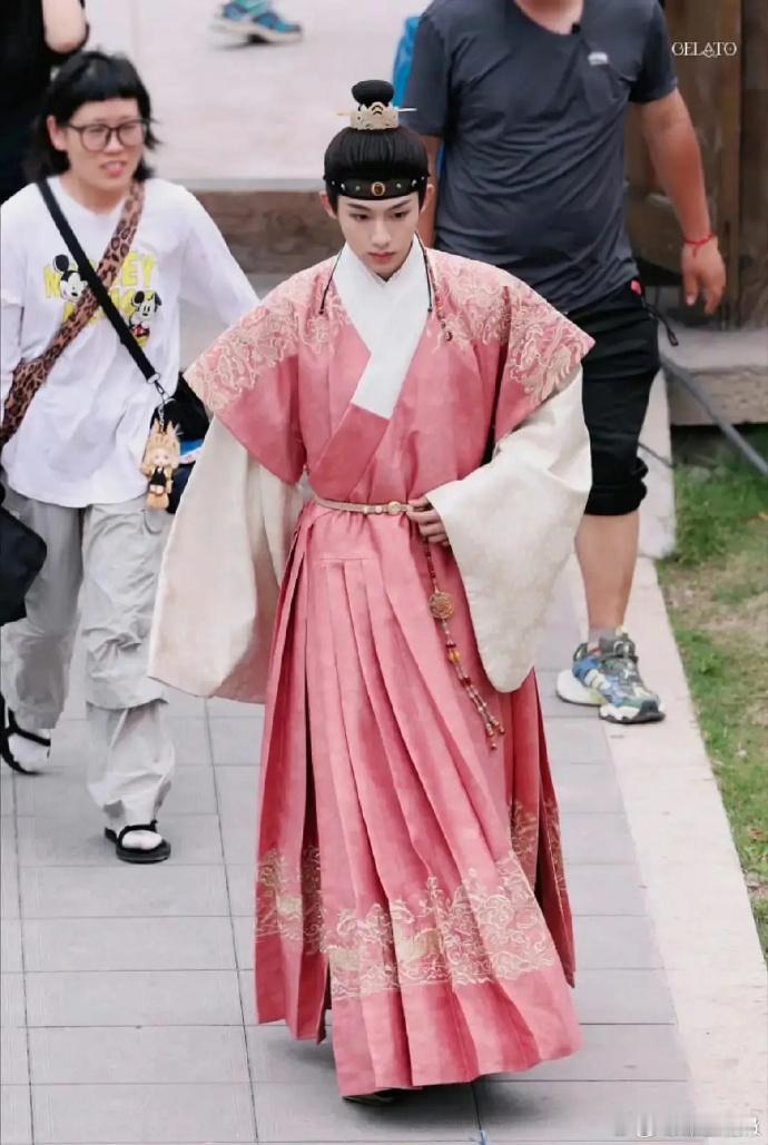 董思成新造型引关注，韩网或有风波？韩国曾仿明朝服饰，此次不知又会有何“动静”，令