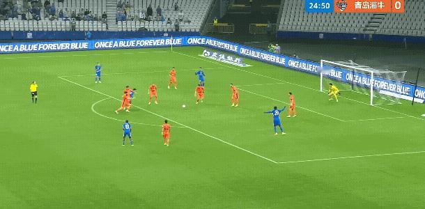 青岛海牛球员拉倒特谢拉这个球真的很危险，如果裁判选择视频回看很有可能会有点球出现