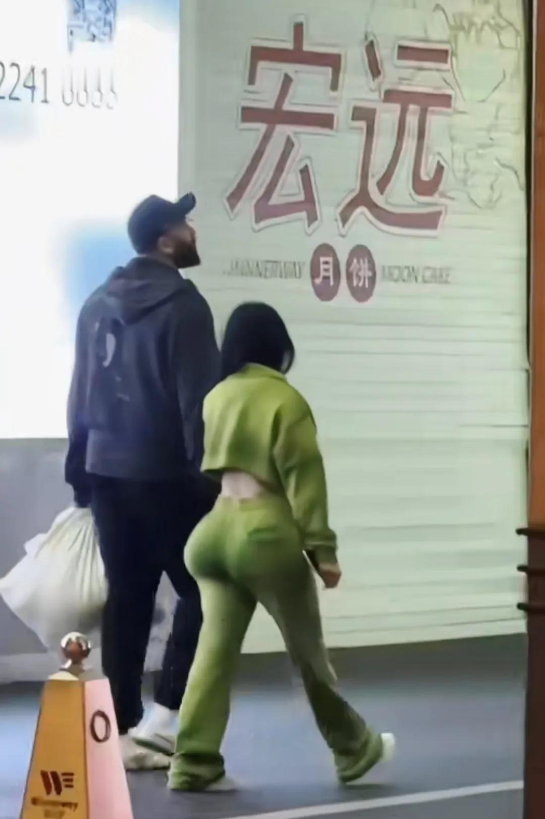 广东大外吉伦沃特一家人已经适应了在广东生活，夫妻俩人也非常恩爱，为了养家糊口，老