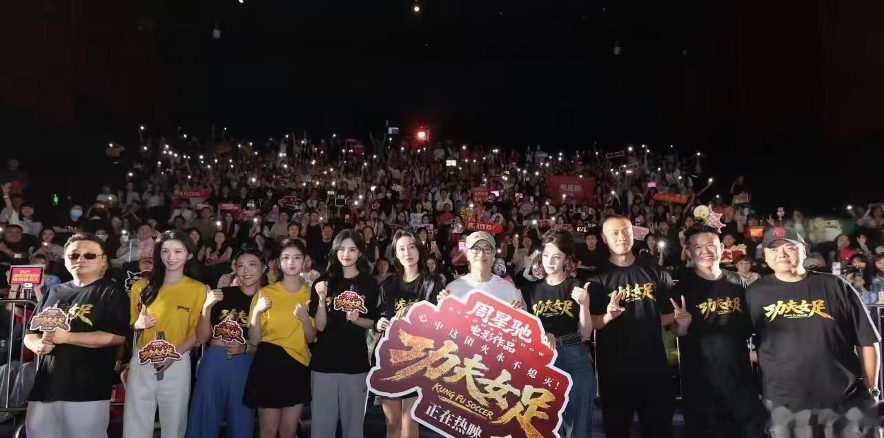 功夫女足路演 张小斐在路演现场被问到为了双双这个角色做了什么准备，她说剪了短发、