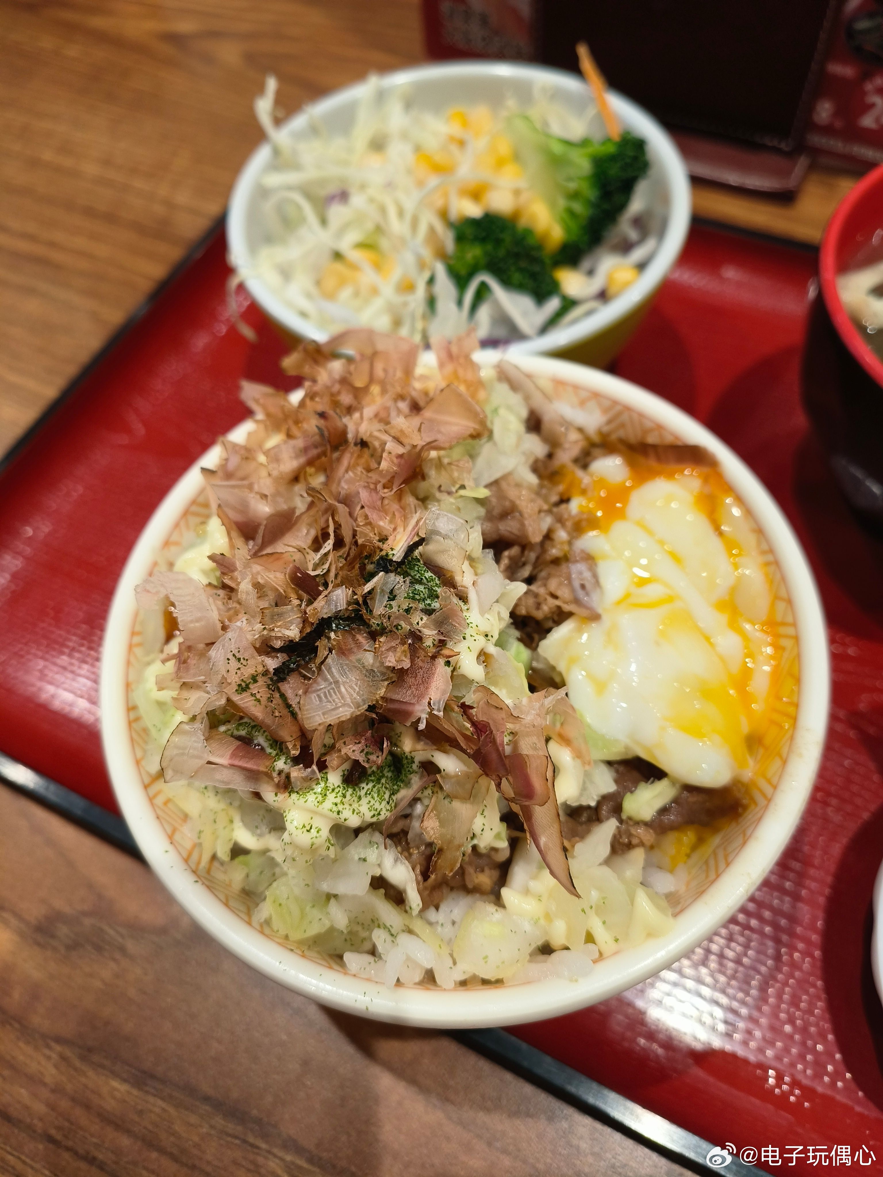 食其家的蔬菜沙拉，是我点牛肉饭的借口每次去食其家，我都会点一份蔬菜沙拉。蔬菜沙拉