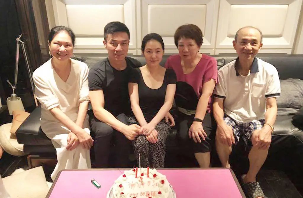 小S分享归宁宴上的大S， 大S穿旗袍戴水晶吊坠，拿相机笑容灿烂 
