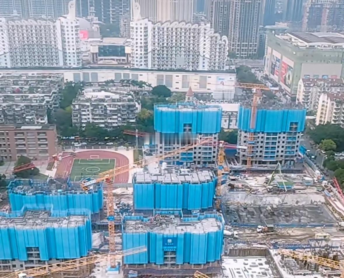 台江宝龙旁的宁锦新苑预计首批大楼将于7月实现主体封顶，整个项目计划明年4月竣工交