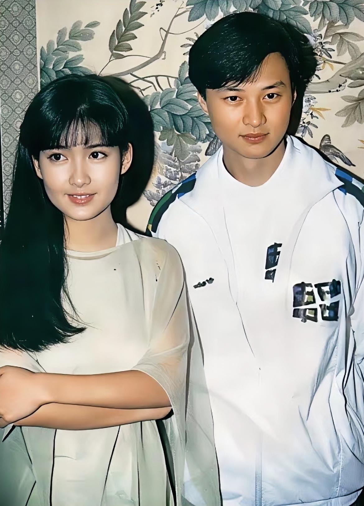 这是上世纪九十年代周慧敏与倪震的合影，那时的他们真是青春年少！
1989年，周慧