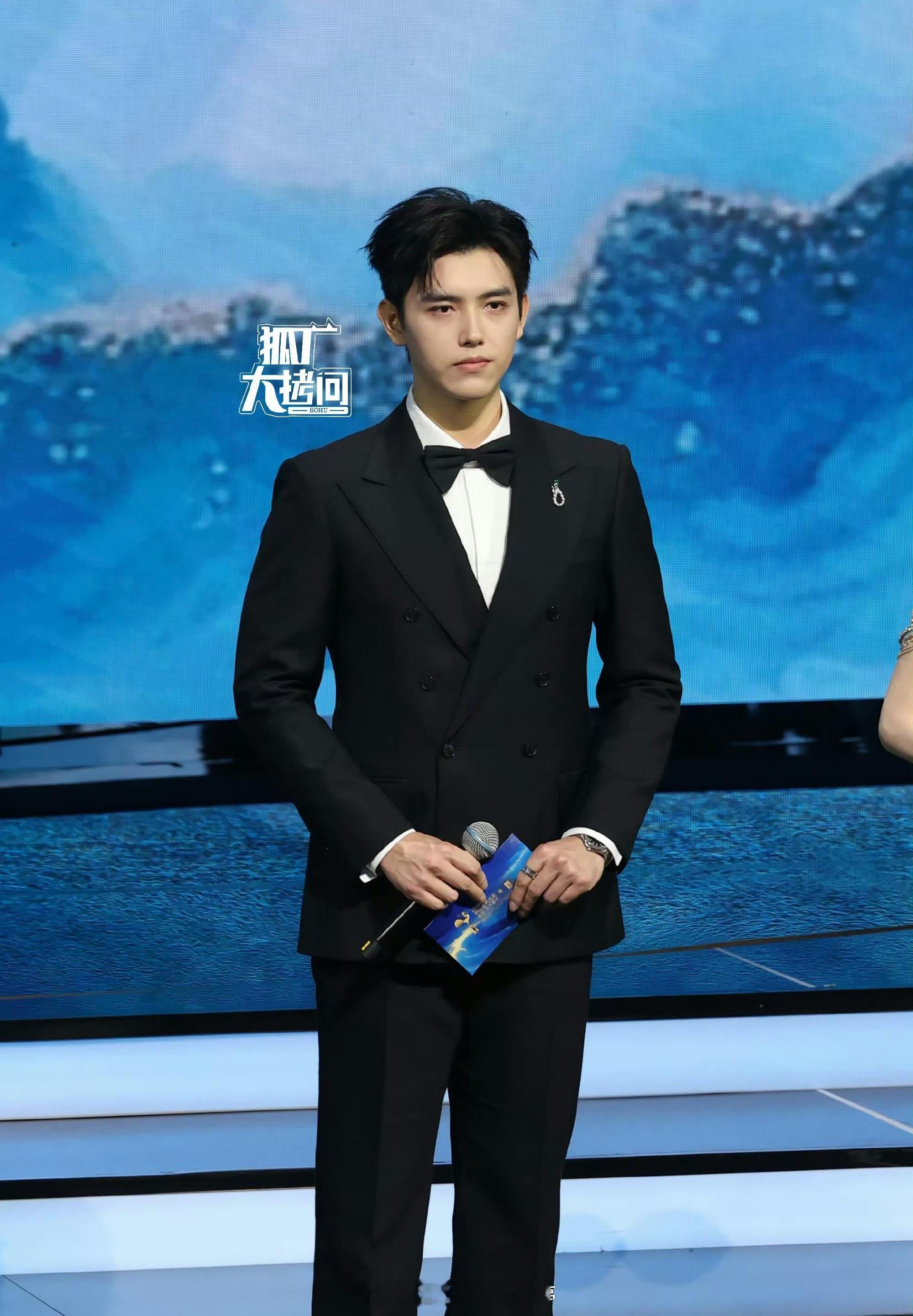 陈飞宇金鸡奖开幕式主持生图 ，这个生图状态怎么说